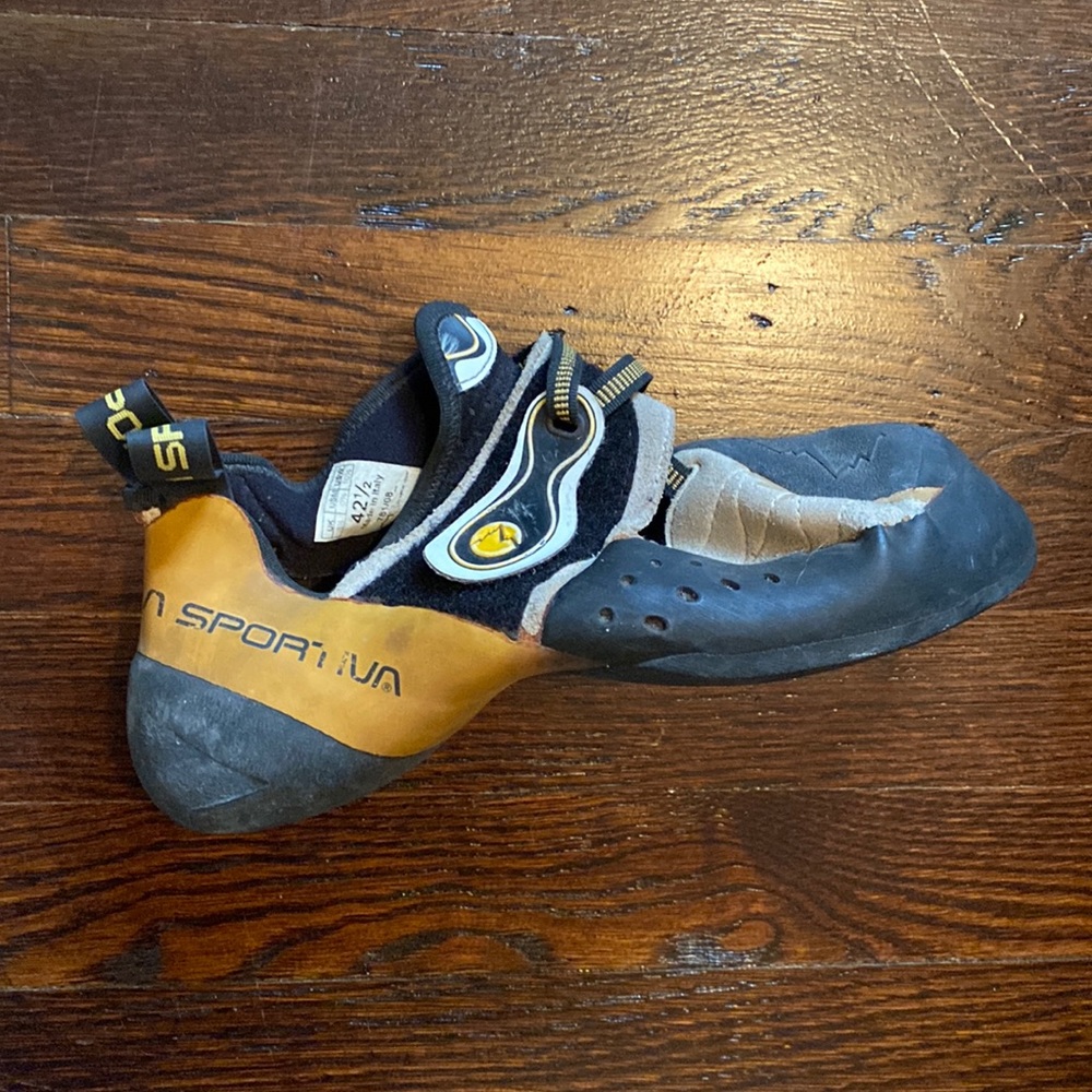 La sportiva right climbing shoe